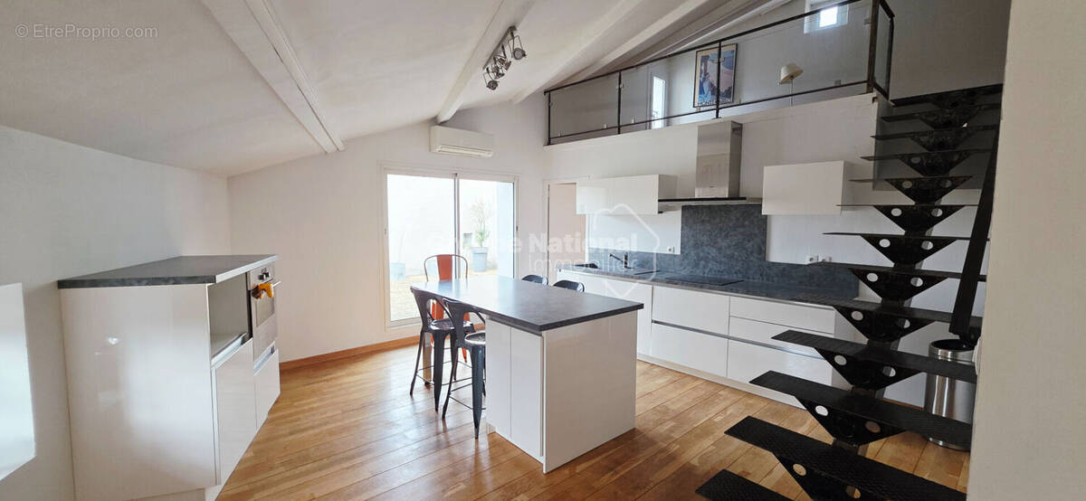 Appartement à BAGNOLS-SUR-CEZE