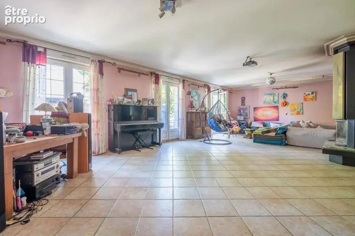 Maison de 7 pièces de 202 m² située à Gagny - photo 2