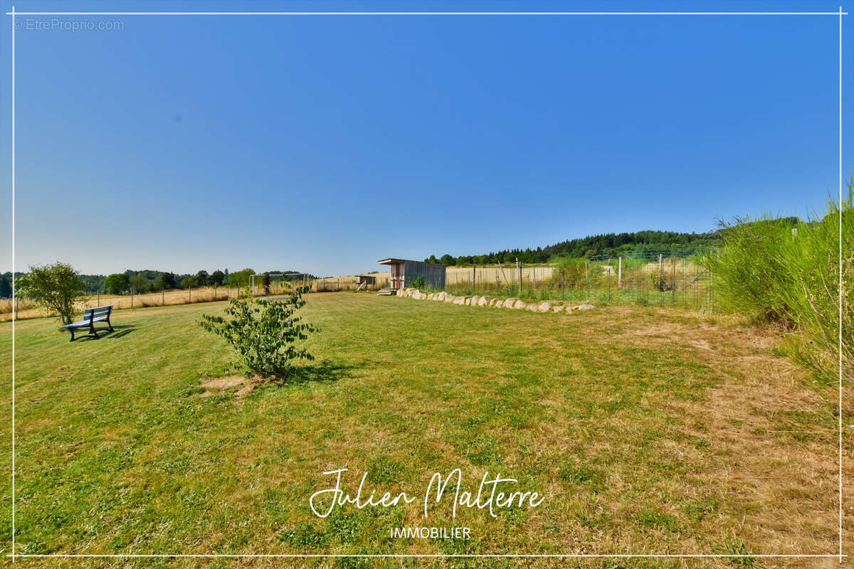 Maison récente de 170 m² sur 2100 m² de terrain préservés, 7 pièces, 5 chambres dont dressing, garage de 85 m² à MAROLS (42) - photo 6
