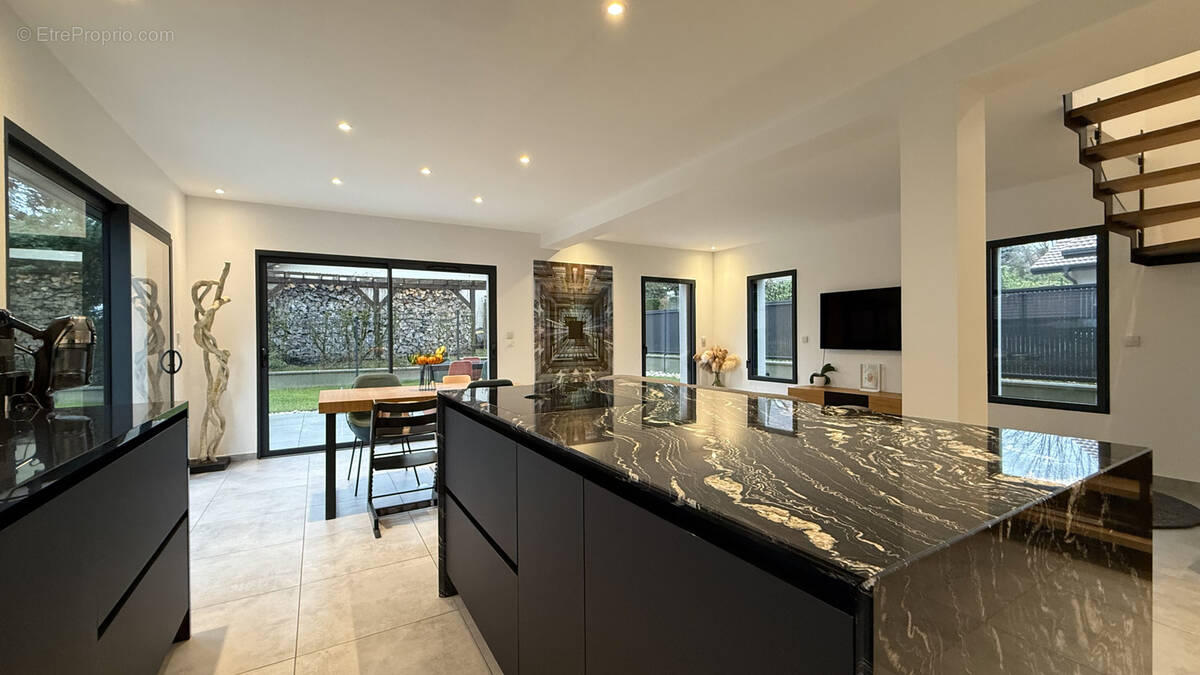 Maison à PREVESSIN-MOENS