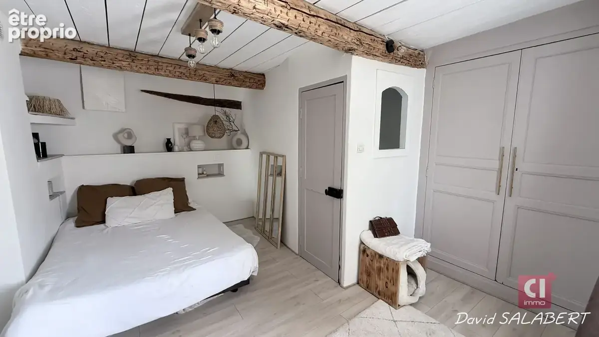 La Roquebrussanne  Maison de village rénovée avec charme, 2 chambres, salon cocooning - photo 9