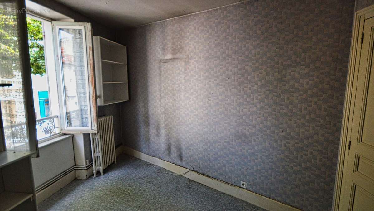 À VENDRE  VICHY - Maison 5 chambres à fort potentiel - photo 4