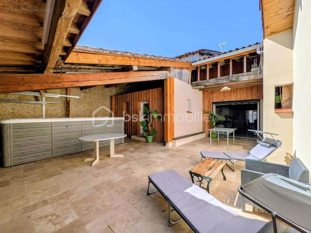 Maison de caractère de 1860 rénovée, DPE A, patio intime et charme unique - photo 2