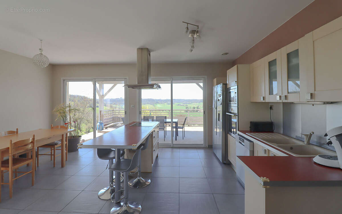 Maison T5 avec sous sol et jardin - photo 2