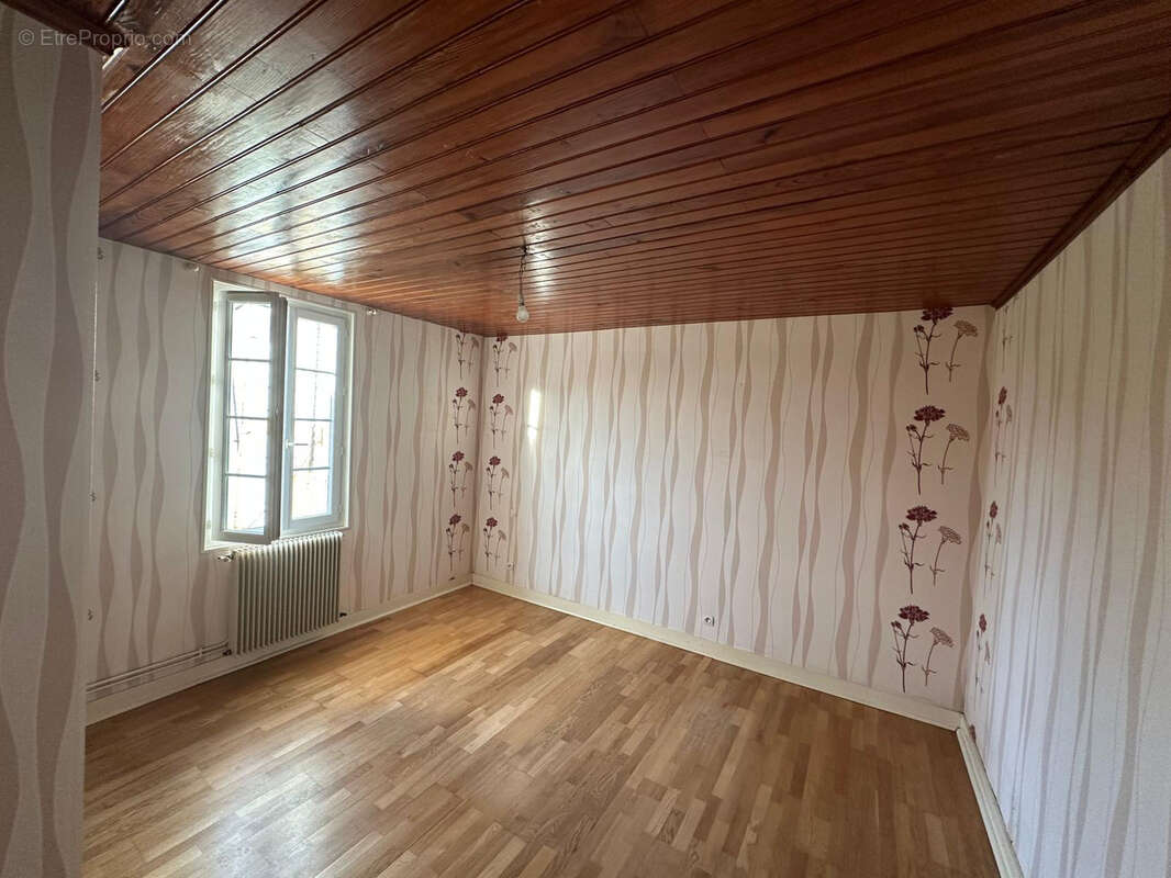 Maison à LA ROCHE-CHALAIS