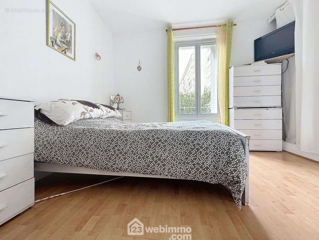 Chambre avec rangements