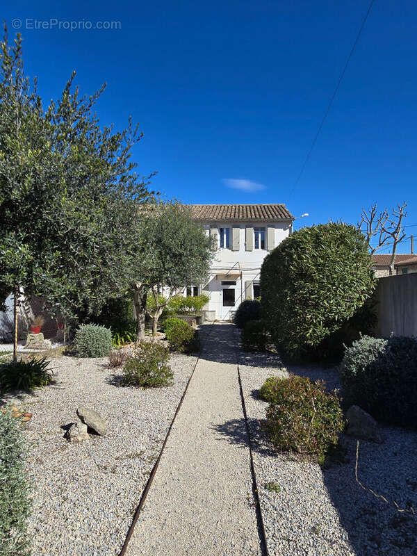 Maison de ville de caractère avec jardin et stationnements privés proche centre-ville - photo 12