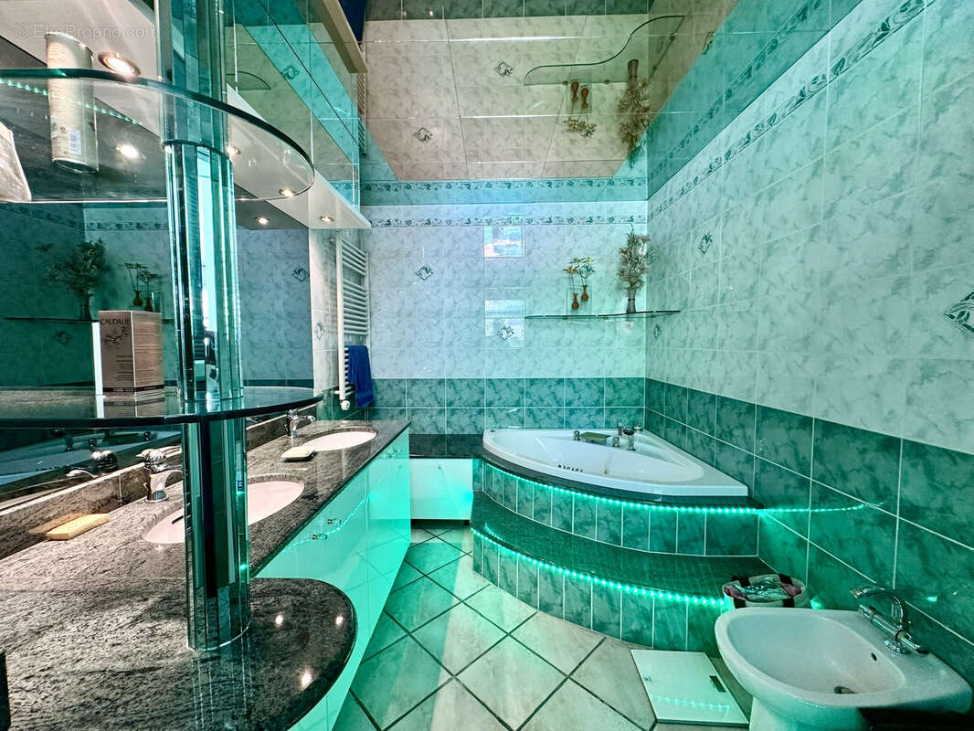 Villa d'exception 7 pieces de 192 m2 avec piscine a toit ouvrant a puget-sur-argens - photo 9
