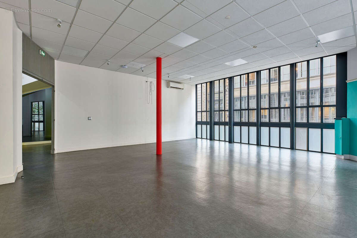 Commerce à PARIS-9E