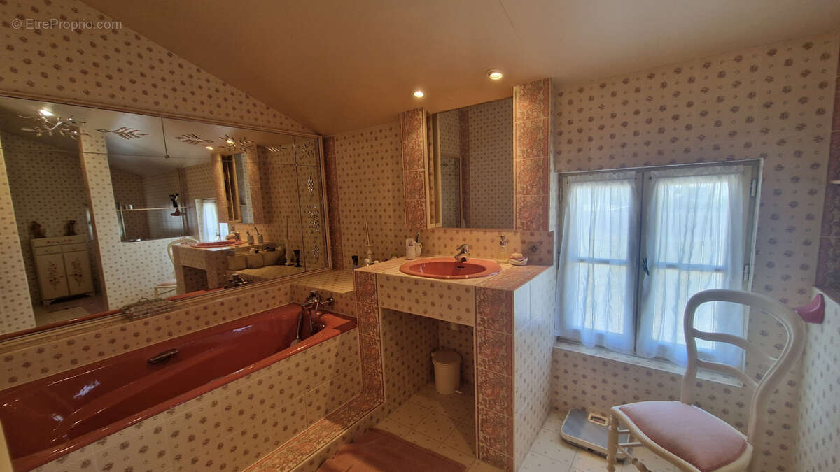 Propriété de caractère rénovée   265 m2 habitables   Piscine couverte   Terrain clos - photo 6