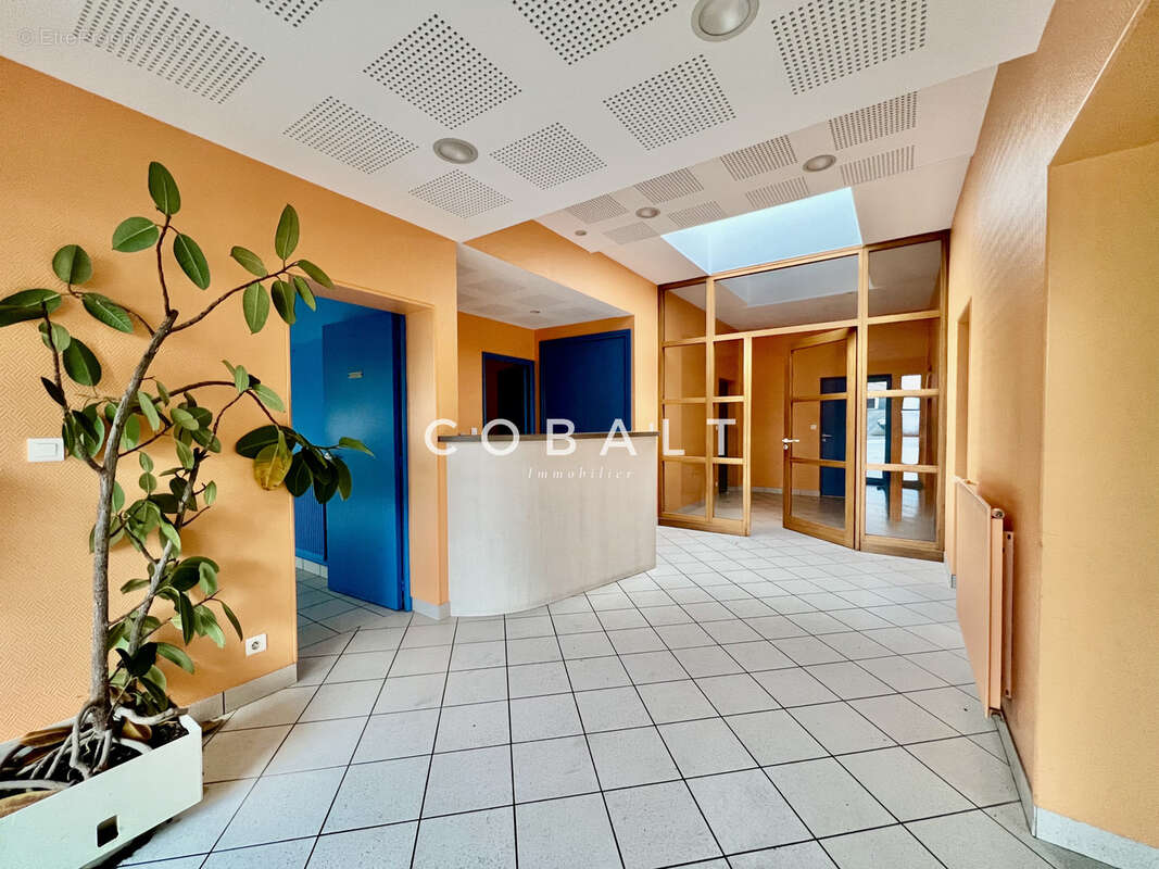 Local professionnel indépendant à Monnières   Bureaux lumineux avec parking et terrain - photo 3