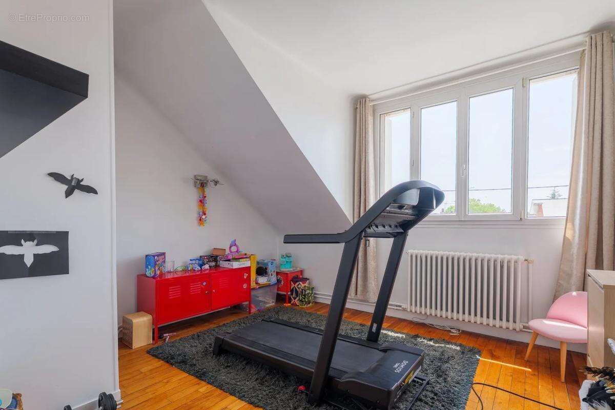 Maison 7 pièces 127 m² à Gagny avec piscine, jardin et parkings - photo 10