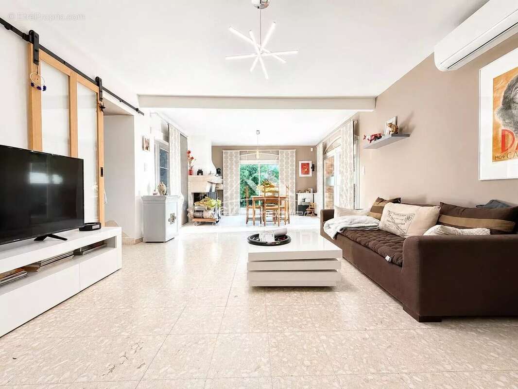 Mas de 220 m² – 6 chambres – Terrain de 1 722 m² – Piscine chauffée - photo 4