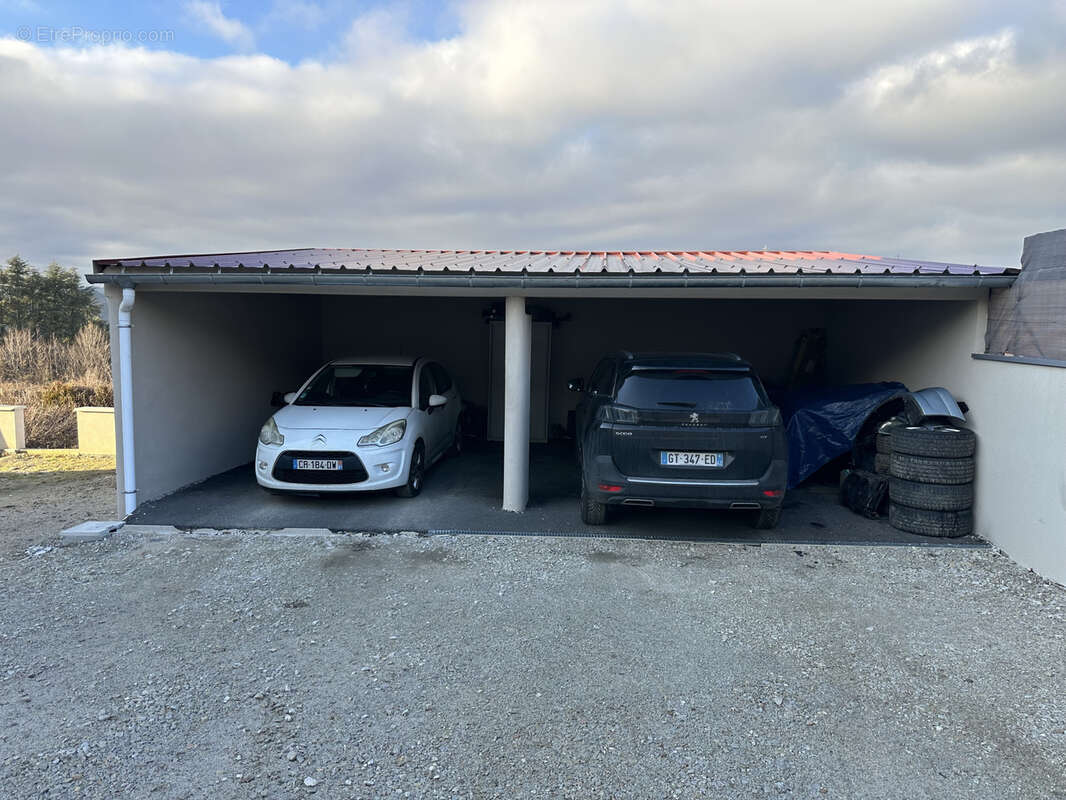 Maison à LE CHAMBON-FEUGEROLLES