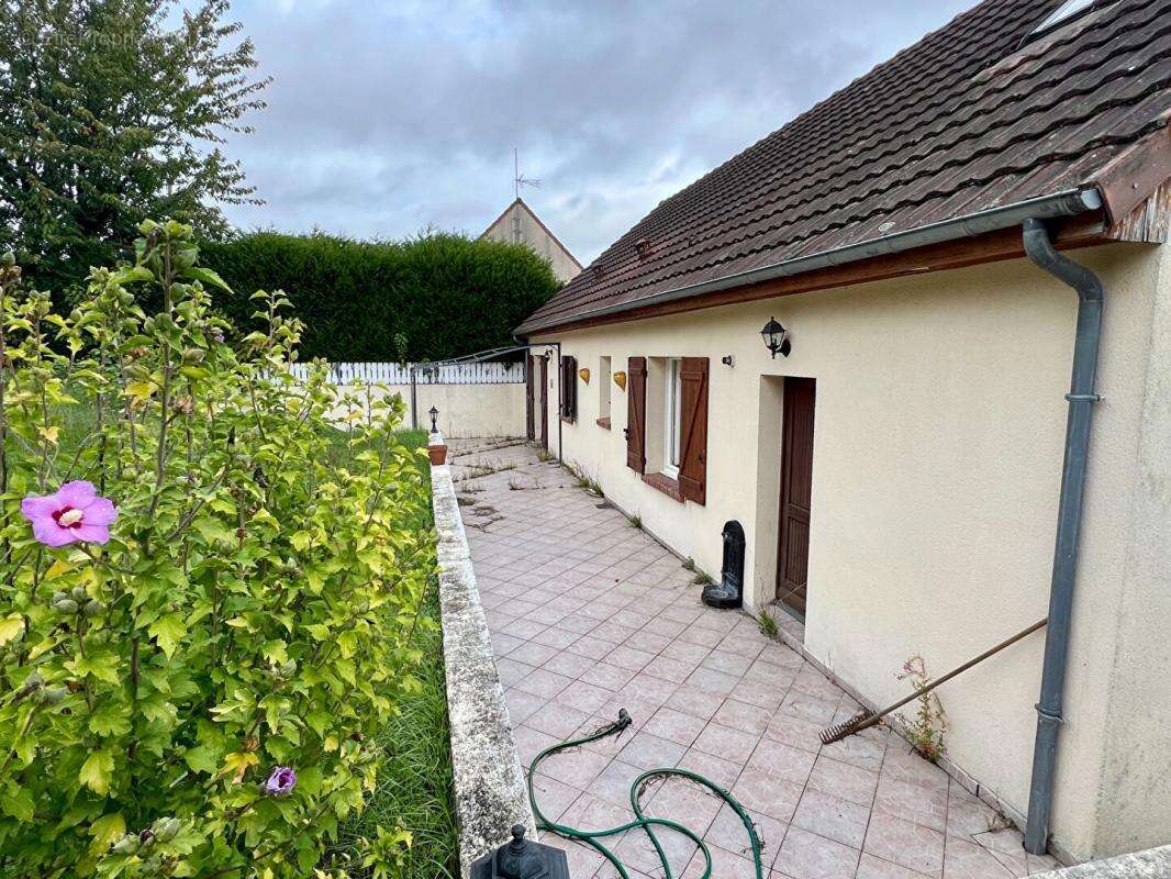 Maison à SAINT-HILAIRE-LA-GRAVELLE