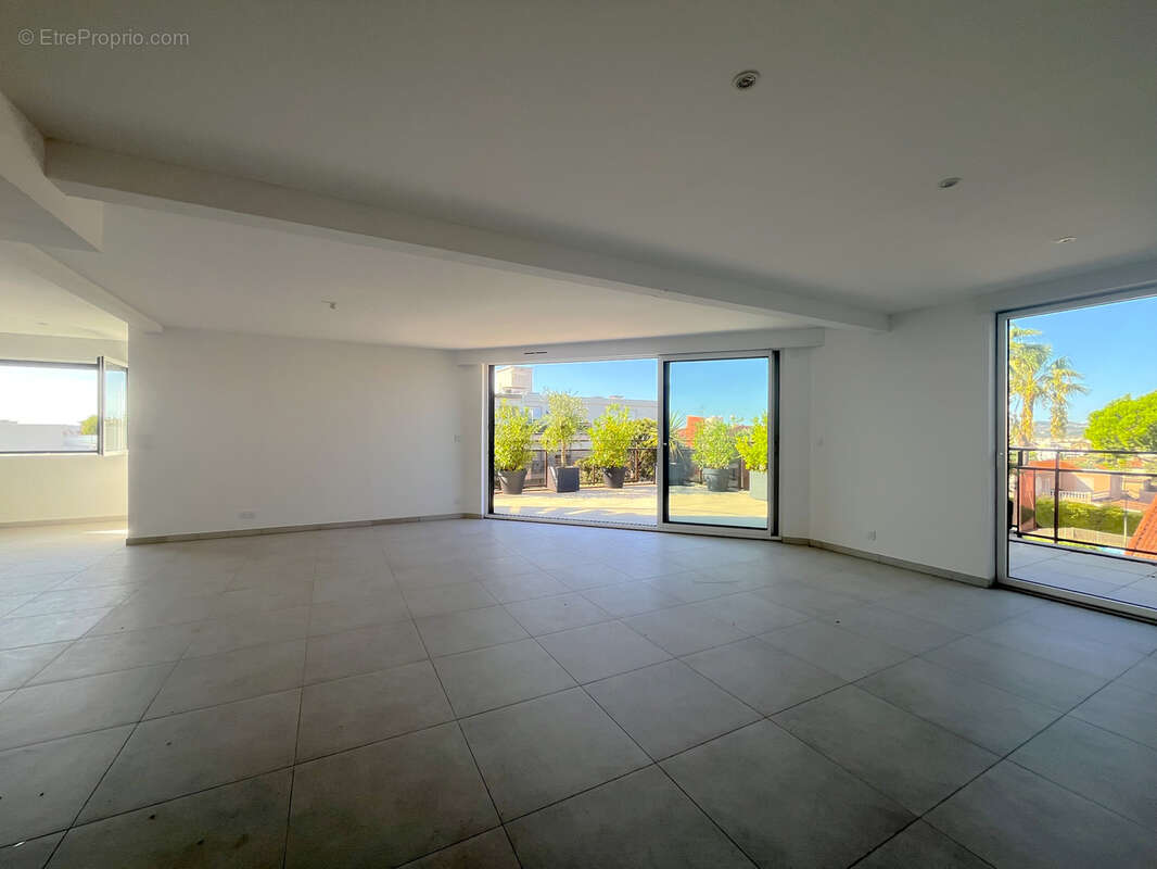 Appartement à SAINT-LAURENT-DU-VAR