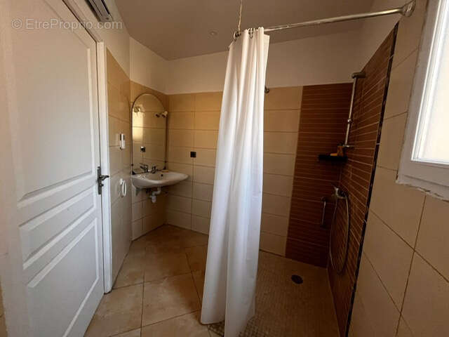 Studio de 17M2 ans un immeuble en première ligne de Mer - photo 4