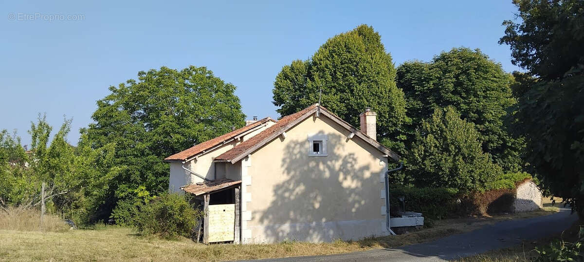 Maison à NANTEUIL-AURIAC-DE-BOURZAC