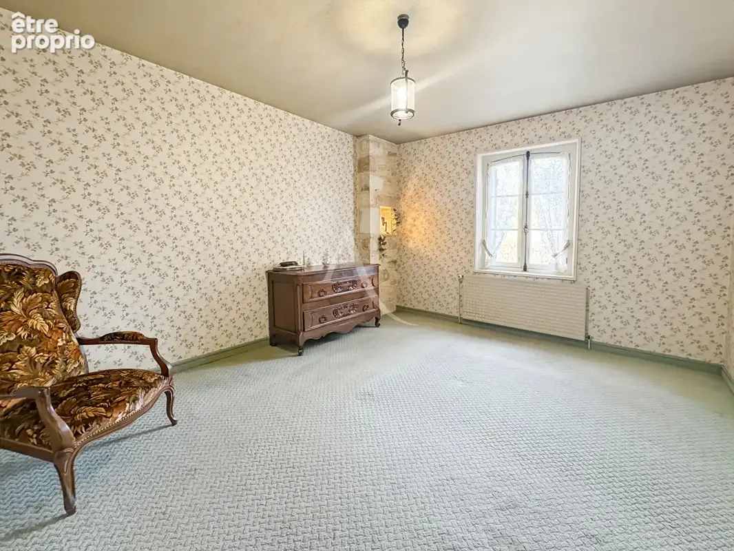 A VENDRE - Maison familiale de caractère de 185 m² avec grand garage, proche des commodités - photo 9