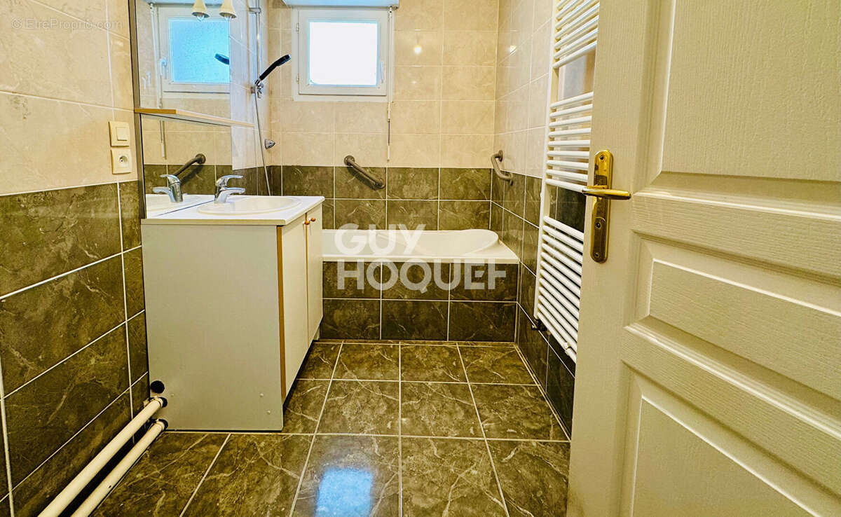 Appartement à CRUSEILLES