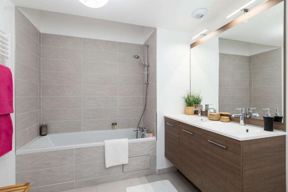 Appartement à SAINT-LAURENT-DU-VAR