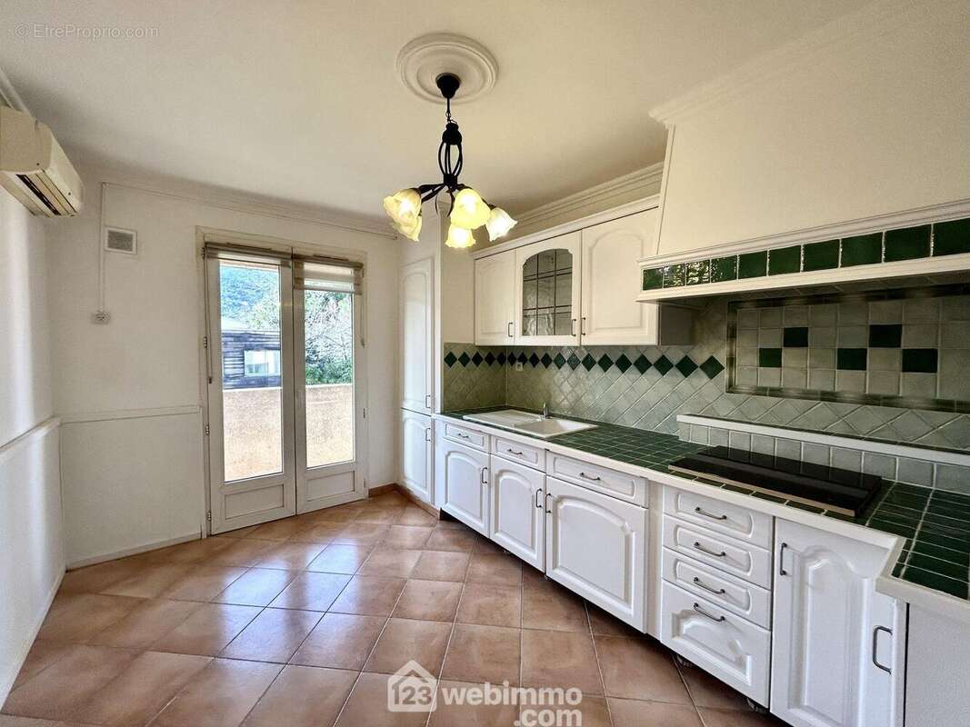 Cuisine indépendante équipée de 12 m2 - Appartement à LUCCIANA