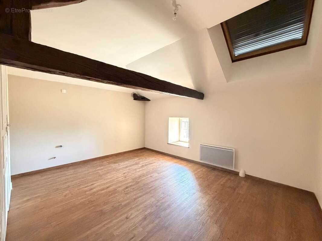 Charmante propriété de caractère avec plus de 2 hectares, grange, cave voûtée et dépendance aménageable à proximité de Ruffec - photo 12