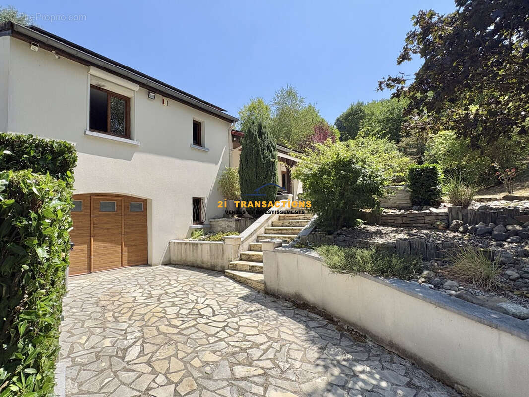 Maison 120 m² à Saint-Priest-En-Jarez  - photo 2