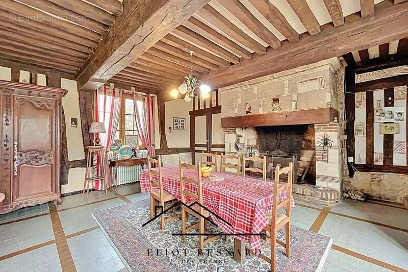 En exclusivité - Maison à colombages du XVIIᵉ siècle avec dépendances et 5 hectares – Grandchamp-le-Château - photo 7