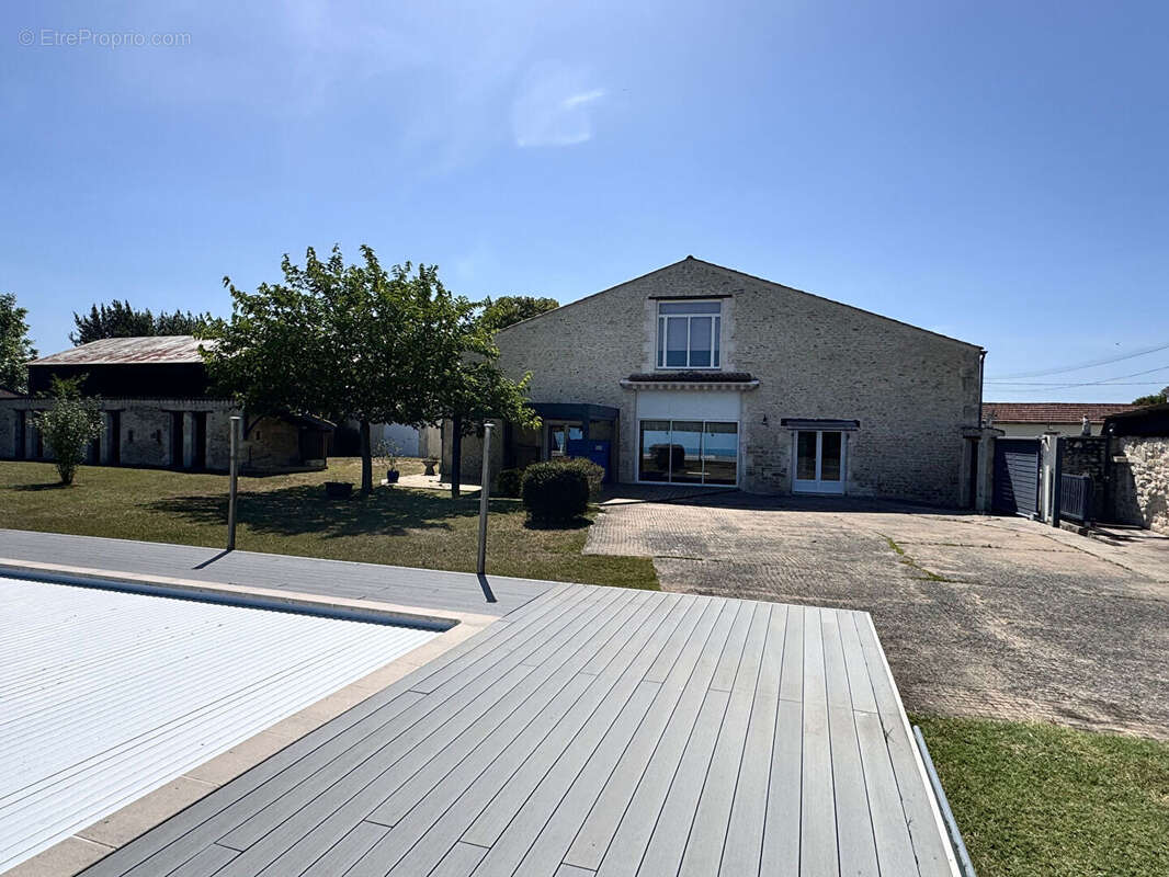 Maison Tonnay Charente 6 pièce(s) 470 m2 - photo 2