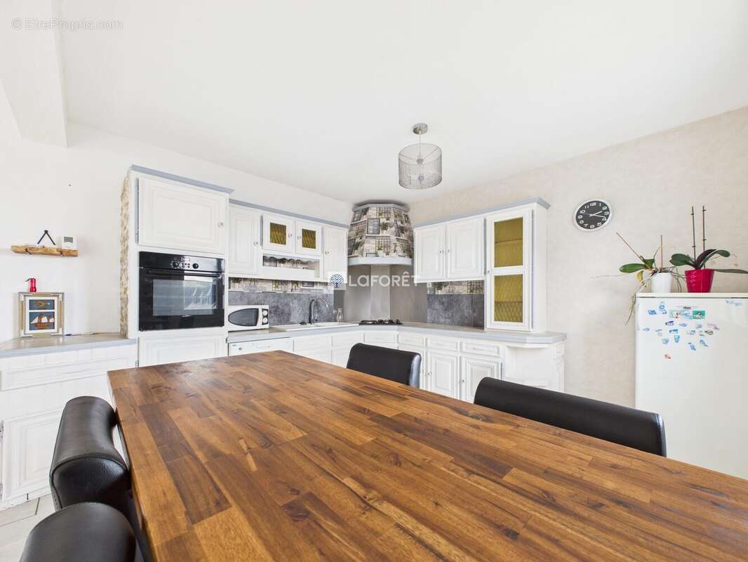 Maison à CHATEAUNEUF-DU-FAOU