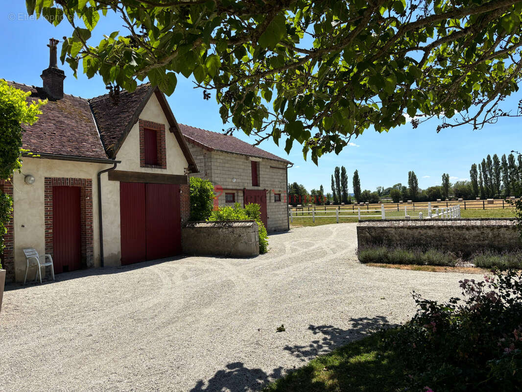 Propriété des années 50 avec écuries et 3,5 ha au cœur du bourg   Le Mêle-sur-Sarthe - photo 3