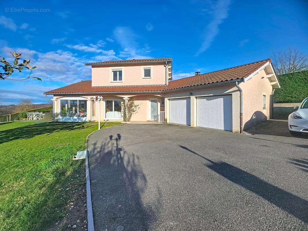 Maison à EYZIN-PINET