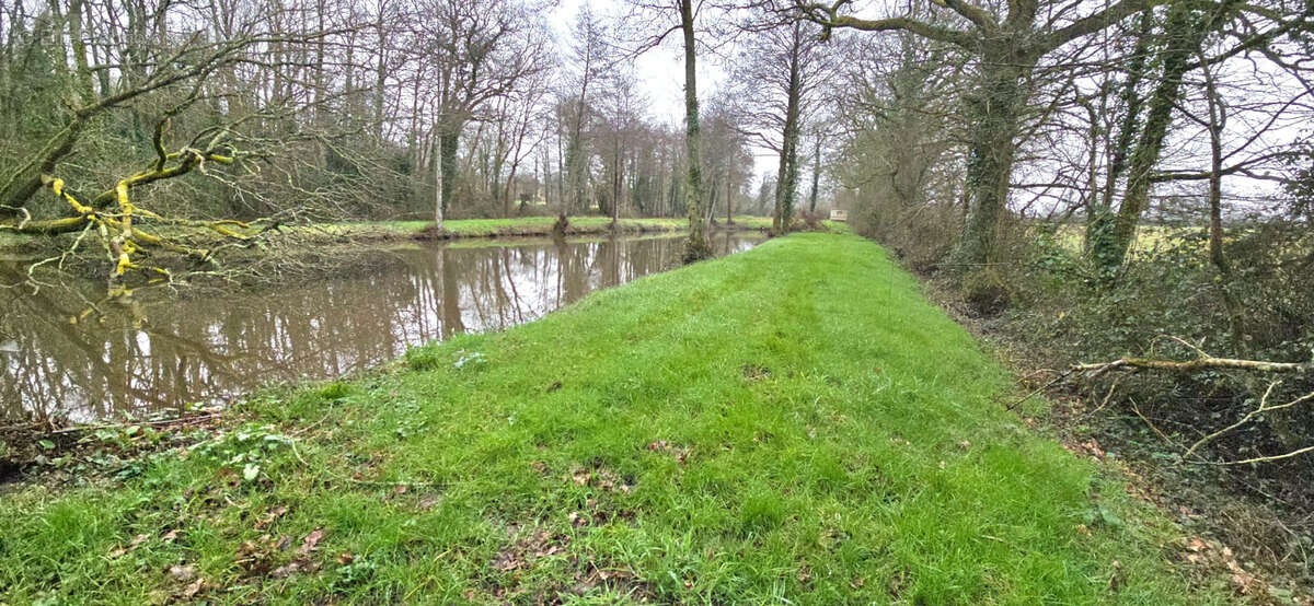 Terrain à MOUTIERS-LES-MAUXFAITS