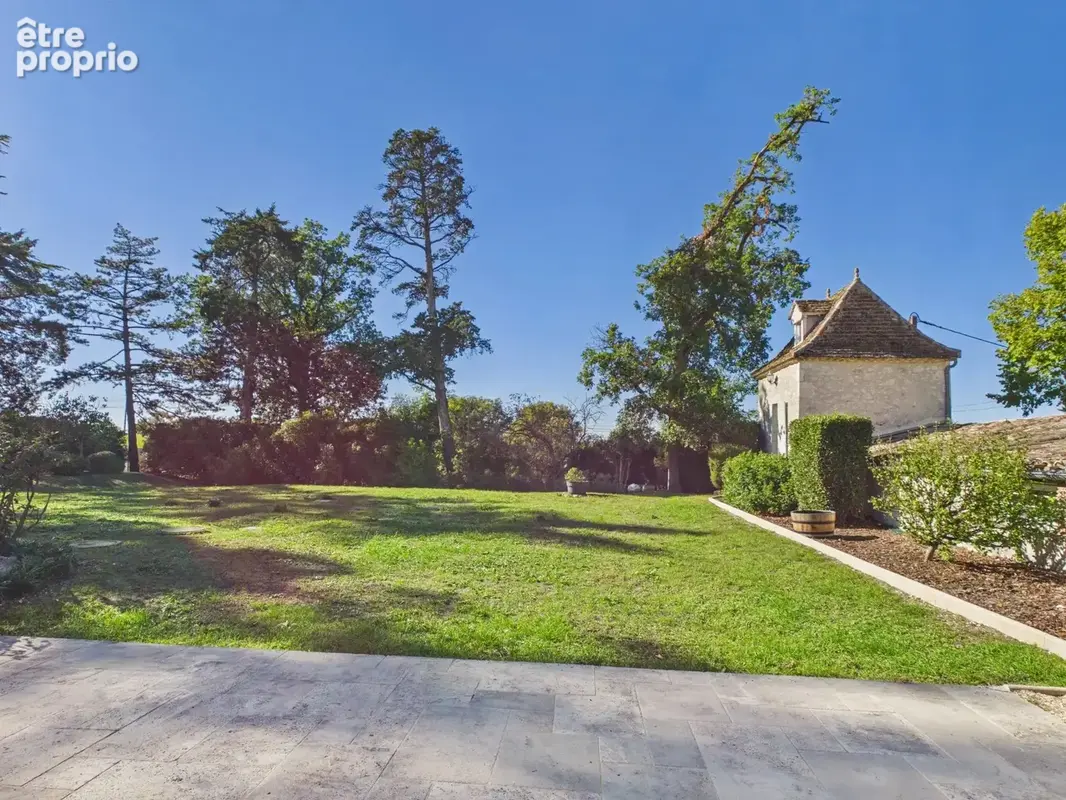 Élégante maison de maître, seconde maison périgourdine et dépendances sur près de 2,5 hectares de parc arboré - photo 13
