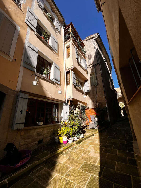 Maison  de charme située à Annot de 217 m2 comprenant 5 chambres et 3 caves. - photo 17