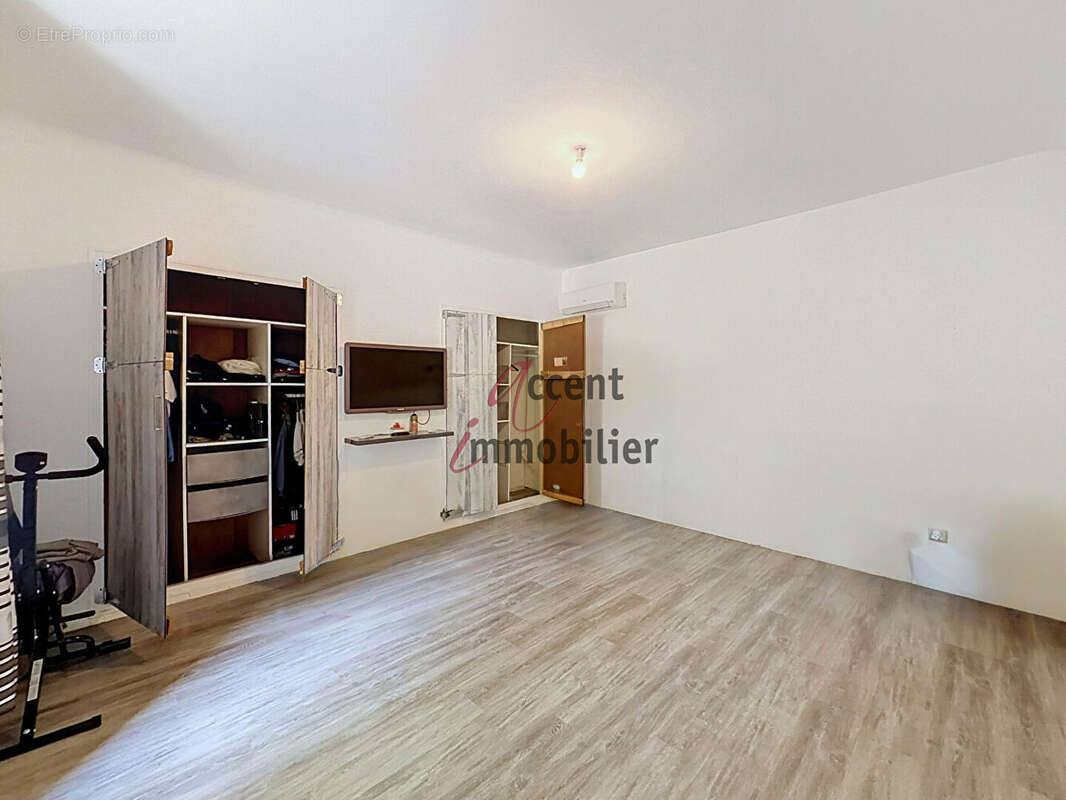 Ensemble immobilier sur 13500m² de terrain. - photo 8