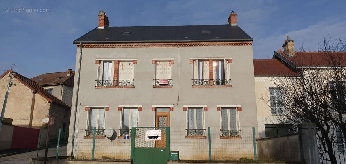 Grande maison avec dependances et cour - photo 2
