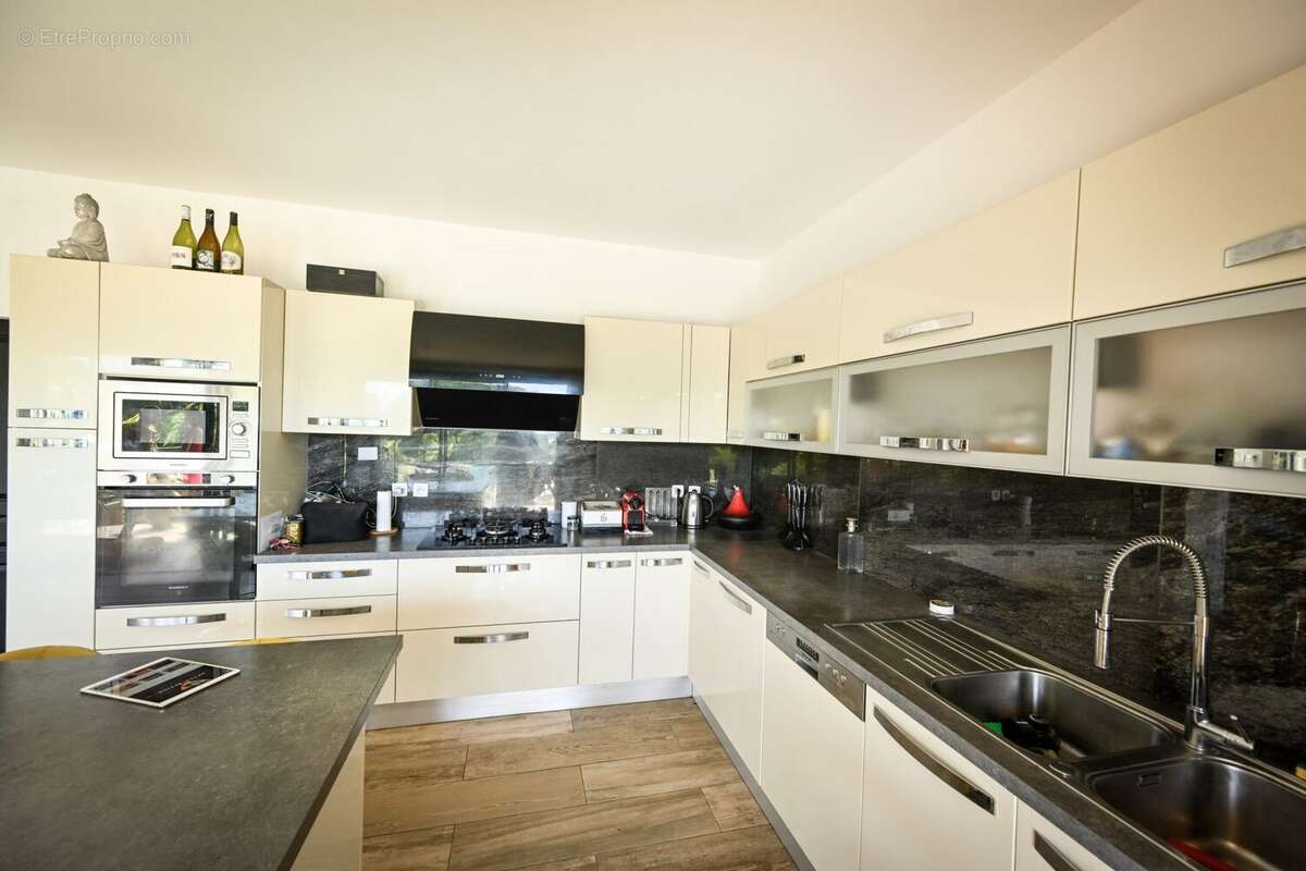 Maison 149 m² à Saint-Denis  - photo 8