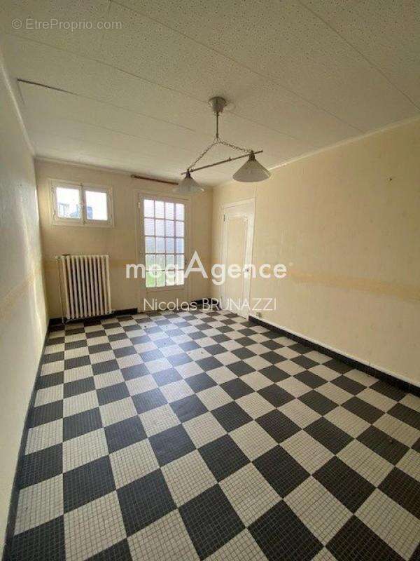 Maison à AMBRIERES-LES-VALLEES