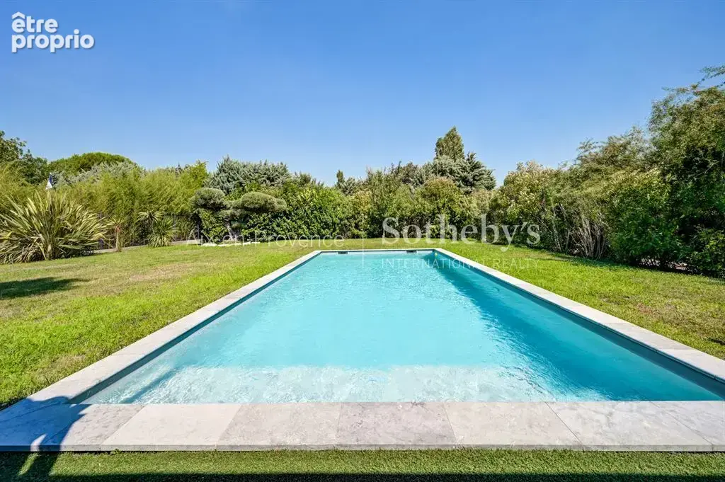 Élégante propriété familiale avec dépendance, piscine et jardin paysager - photo 2