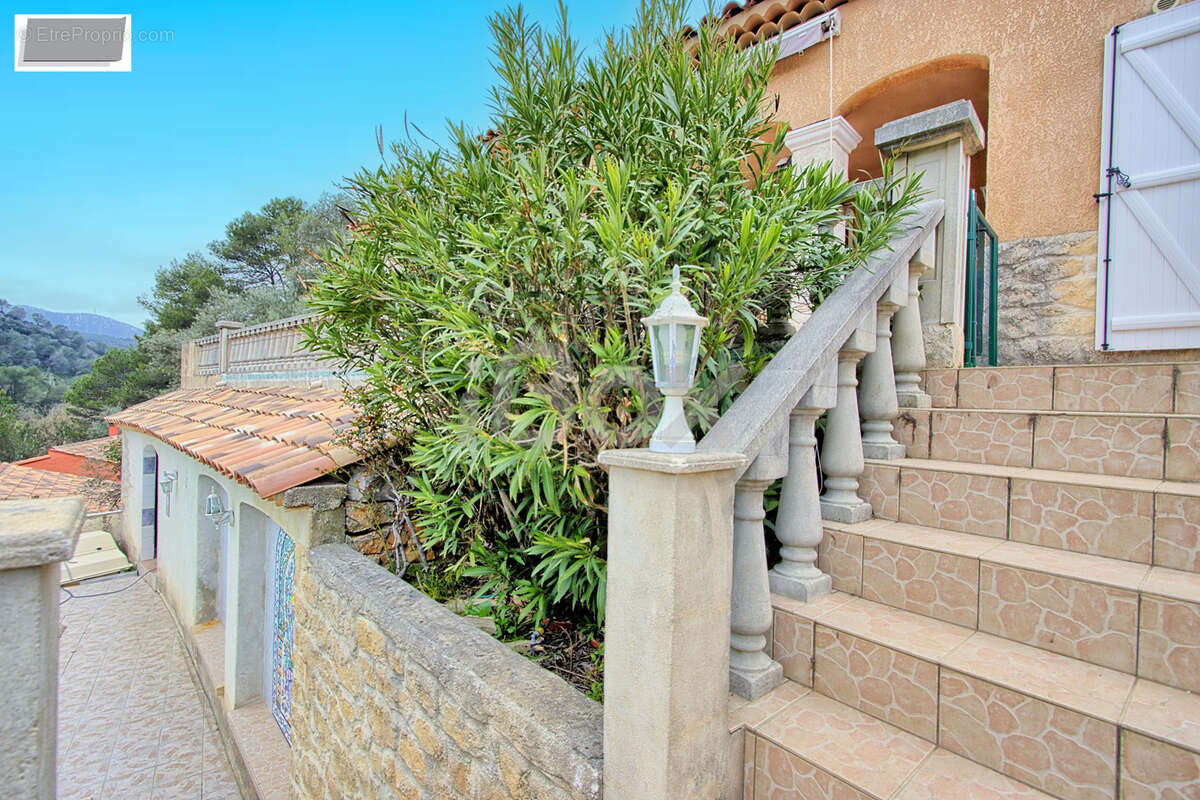 Maison à SOLLIES-TOUCAS