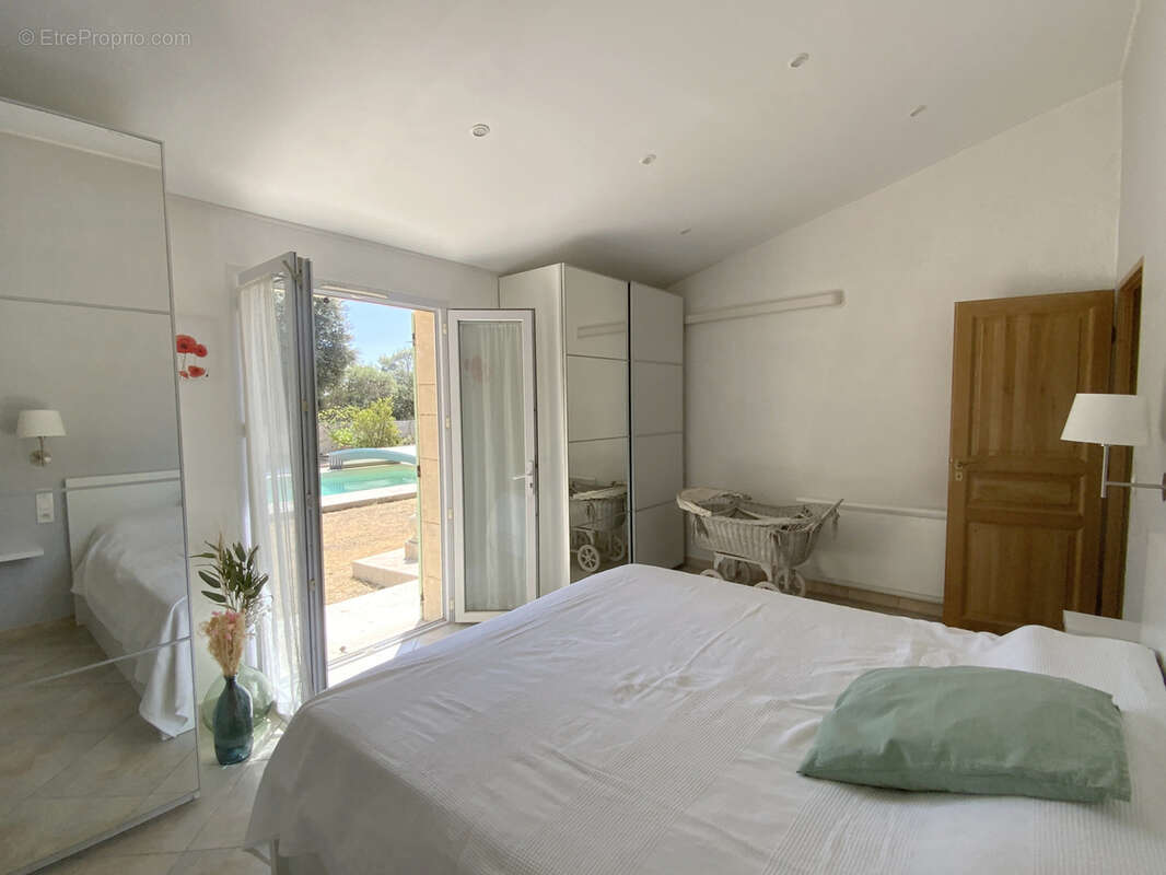 Villa de plain pied sur beau terrain arboré avec piscine, et studio indépendant. - photo 10