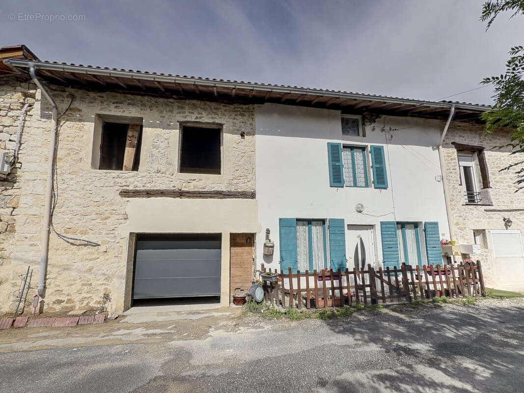 01160 DRUILLAT   Maison de 161 m2   4 chambres   Grand garage   Terrasse   Dépendances aménageables - photo 10