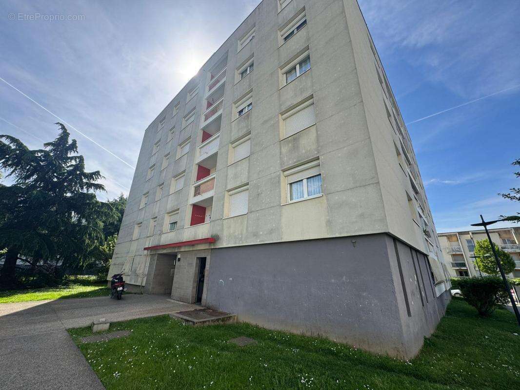 Appartement à MEYZIEU