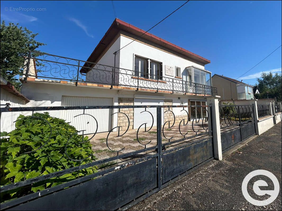Saint-Clément   Maison 156m2 divisée en 2 appartements indépendants avec potentiel de création d'un 3ᵉ logemen - photo 1