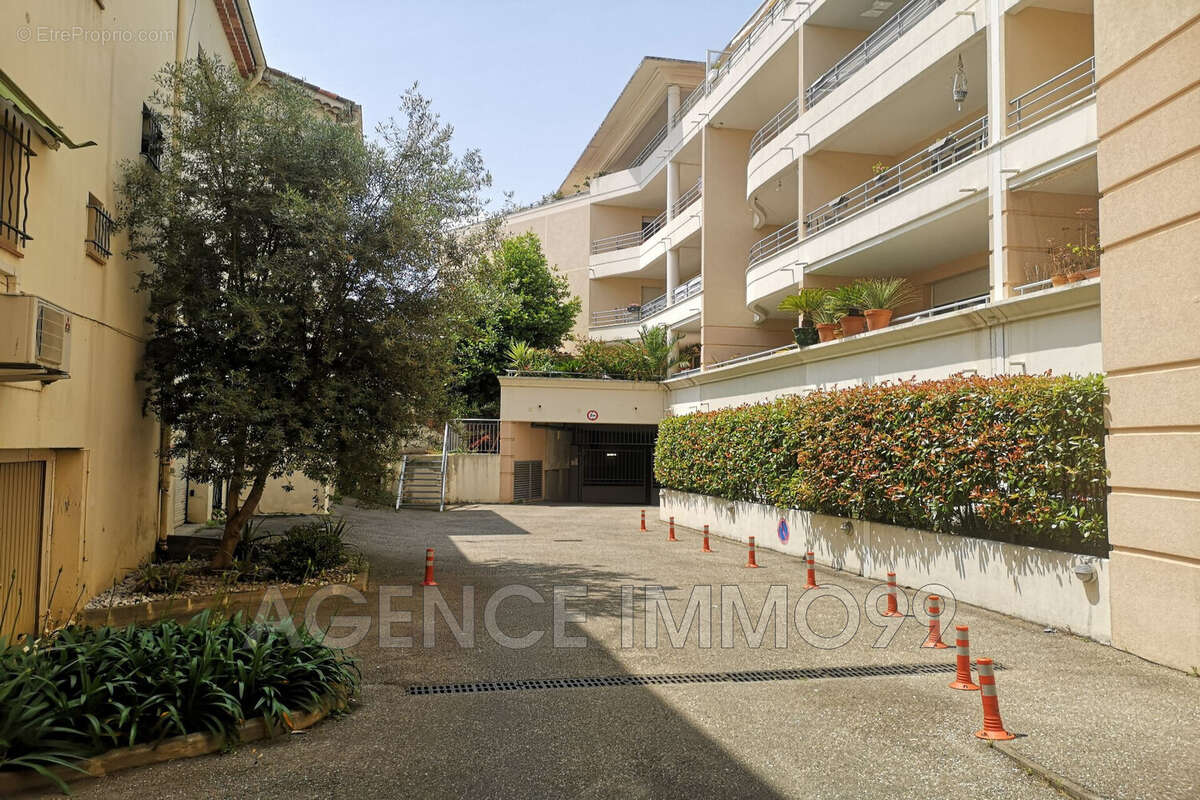 Parking à VALLAURIS