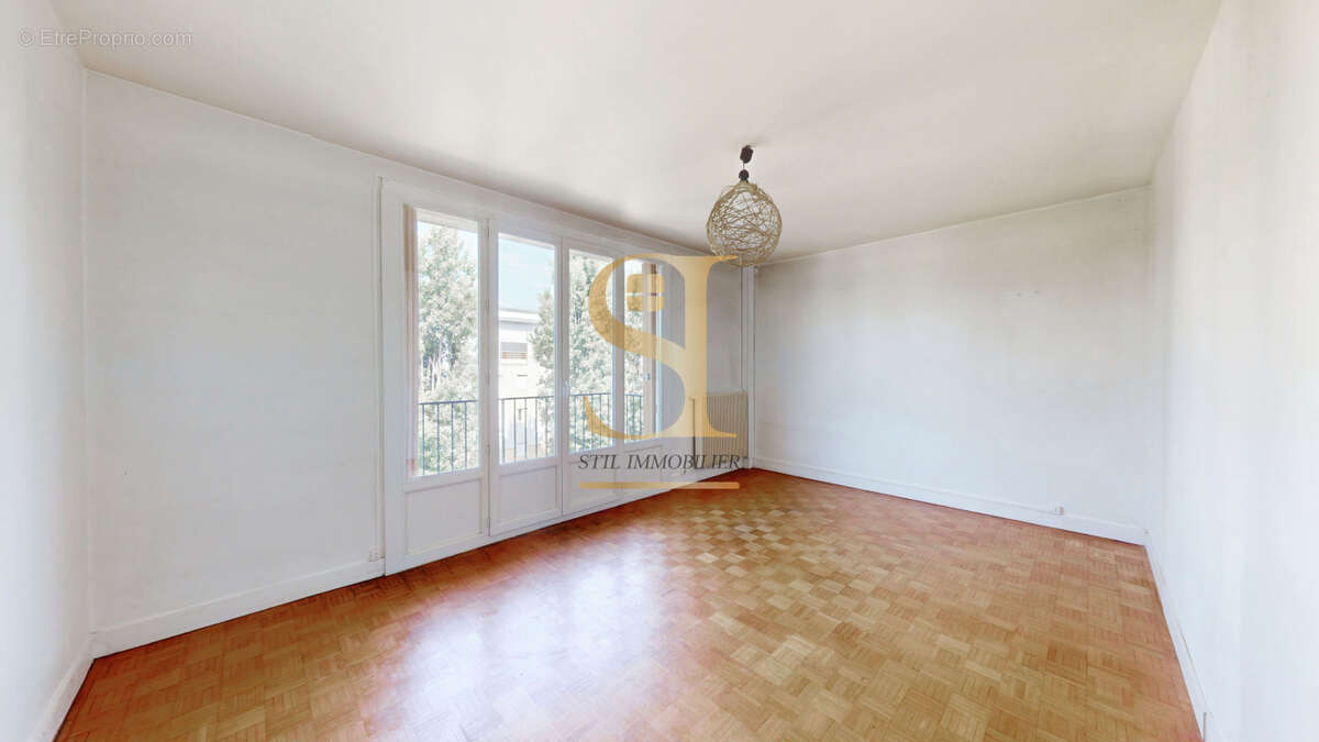 Appartement à COMBS-LA-VILLE