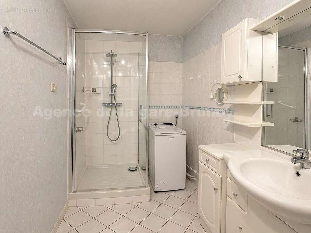 Salle d'eau - Appartement à EPINAY-SOUS-SENART