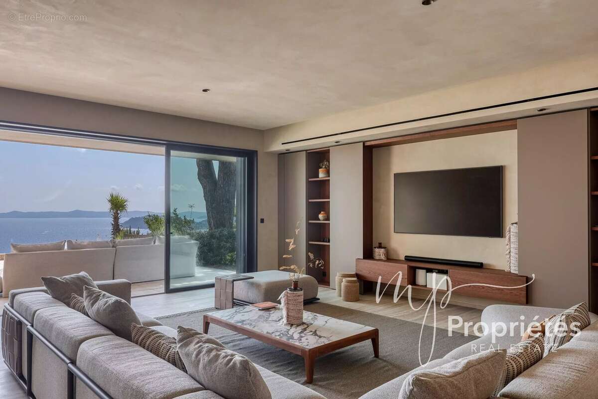 Rayol-Canadel-sur-Mer – Villa contemporaine d’exception vendue entièrement meublée –  six suites raffinées. Vue panoramique sur  - photo 8